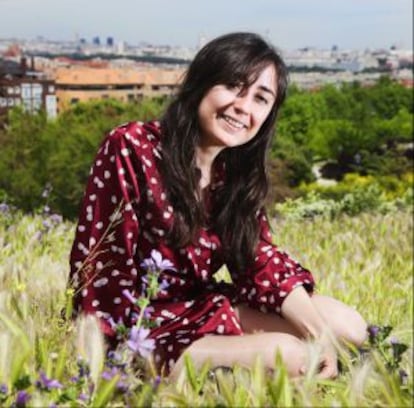 La escritora Elvira Navarro en el parque de la Cuña Verde.