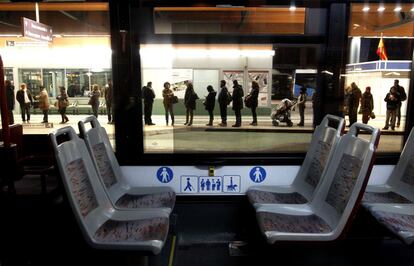 Huelga de transporte en Madrid. Usuarios en el intercambiador de Plaza Castilla.