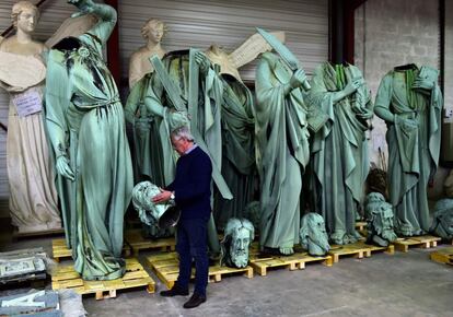 Patrick Palem, experto en restauración del patrimonio, sostiene la cabeza de una estatua que representa al arquitecto francés Eugene Viollet-le-Duc como Santo Tomás, almacenada en un taller días antes del incendio, en Marsac-sur-l'Isle.