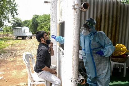 Un trabajador sanitario realiza una prueba PCR en Secunderabad (India). La pandemia de coronavirus ha registrado en las últimas 24 horas más de 236.000 casos nuevos, con lo que el total se eleva a más de 34 millones de personas contagiadas y supera el millón de víctimas mortales, según el balance publicado este viernes por la Universidad Johns Hopkins.