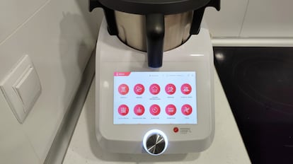 En su panel táctil, este modelo de robot de cocina de Lidl muestra todo tipo de funciones y programas.