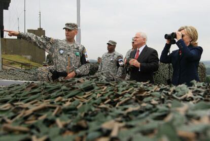 Robert Gates (centro) y Hillary Clinton, ayer en la zona desmilitarizada, en Panmunjon.