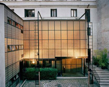 Aquest edifici, amb els seus elegants marcs de 24 blocs de vidre cadascun a la façana, és obra de Pierre Chareau, que la va dissenyar entre el 1928 i el 1932.