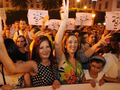 Ciudadanos marroquíes se manifestaron el lunes 6 de julio en Rabat contra el arresto de dos mujeres que enfrentan cargos de "indecencia".
