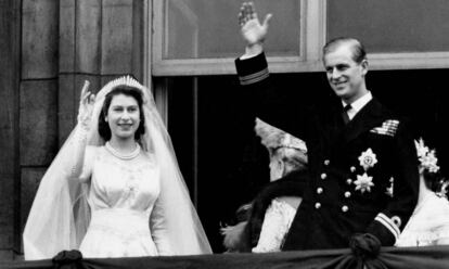 Isabel de Inglaterra y el duque de Edimburgo, el día de su boda, el 20 de noviembre de 1947 en la abadía de Westminster.