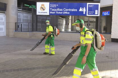 Empleados municipales de limpieza trabajan ante las taquillas del estadio Bernabéu, cerradas como consecuencia de la huelga en la primera jornada de Liga.