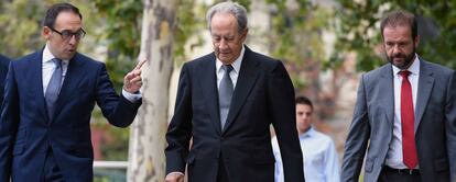 El expresidente de OHL Juan Miguel Villar Mir (en el centro), este martes a su llegada hoy a la Audiencia Nacional para declarar como investigado ante el juez Manuel García Castellón.