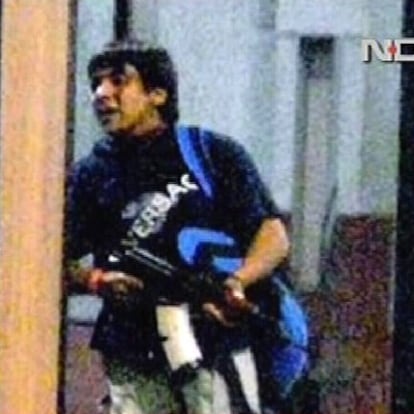 Imagen de uno de los atacantes de una estación de ferrocarril, difundida por la televisión india NDTV.