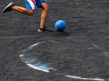 Un chico juega al fútbol sobre la ceniza del volcán de La Palma.