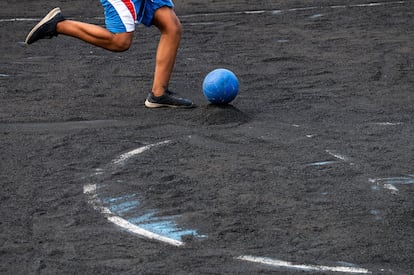 Un chico juega al fútbol sobre la ceniza del volcán de La Palma.