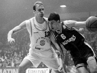 Zdovc (izquierda), con los colores del Iraklis Salónica, obstaculiza el paso a Perasovic (derecha), del Taugrés Vitoria en 1995.
