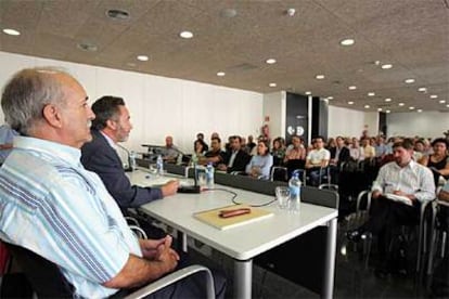 Vicent Sellés, en primer plano, durante la reunión de directores de colegios públicos celebrada ayer en Elche.