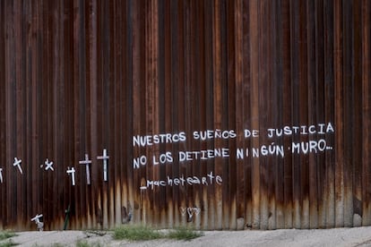 Nogales es uno de los puntos fronterizos por los que discurre el muro estadounidense que separa a mexicanos y centroamericanos de su sueño americano. Trump sigue aumentando su criminalización de estas personas sin tener en consideración el elevado número de niños y niñas que necesitan protección internacional. Save the Children pide que los niños y niñas no sean detenidos como delincuentes ni separados de sus familias. Fotografía de una pintada en el muro de Nogales, el 1 de septiembre de 2018.