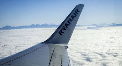 El ala de un avión de Ryanair