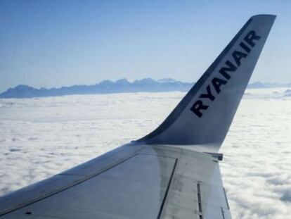 L'ala d'un avió de Ryanair.