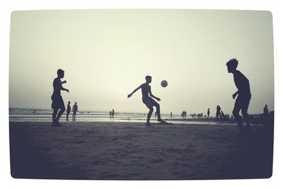 MATALASCA„AS/Huelva/27-08-2016: Un grupo de j—venes juegan con un bal—n, no todo es disfrutar del agua.
òltimas horas de playa captadas con un m—vil.
FOTO: PACO PUENTES/EL PAIS