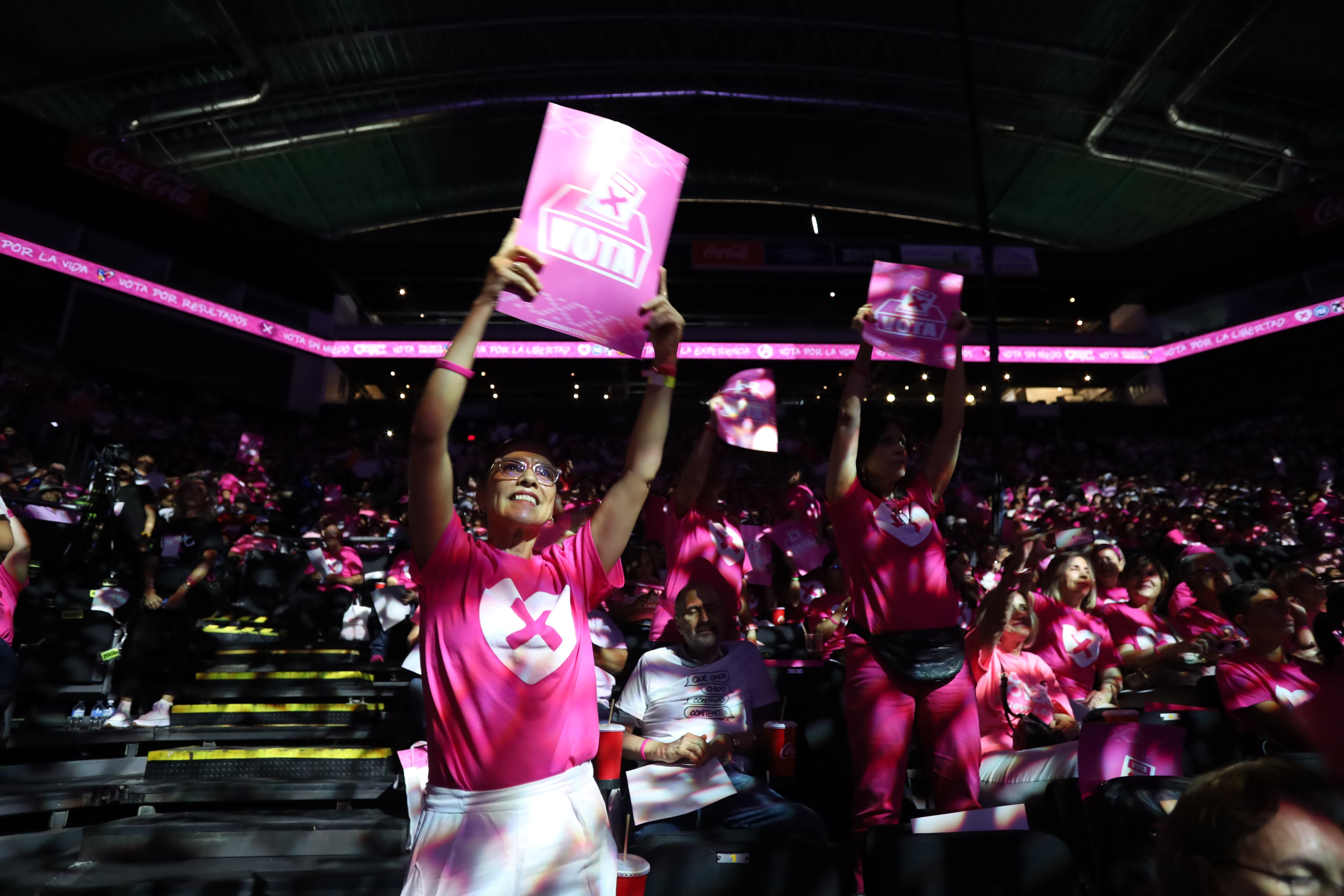 Simpatizantes de Xóchitl Gálvez, candidata de la oposición, esperan su llegada durante el cierre de campaña en la Arena Monterrey.