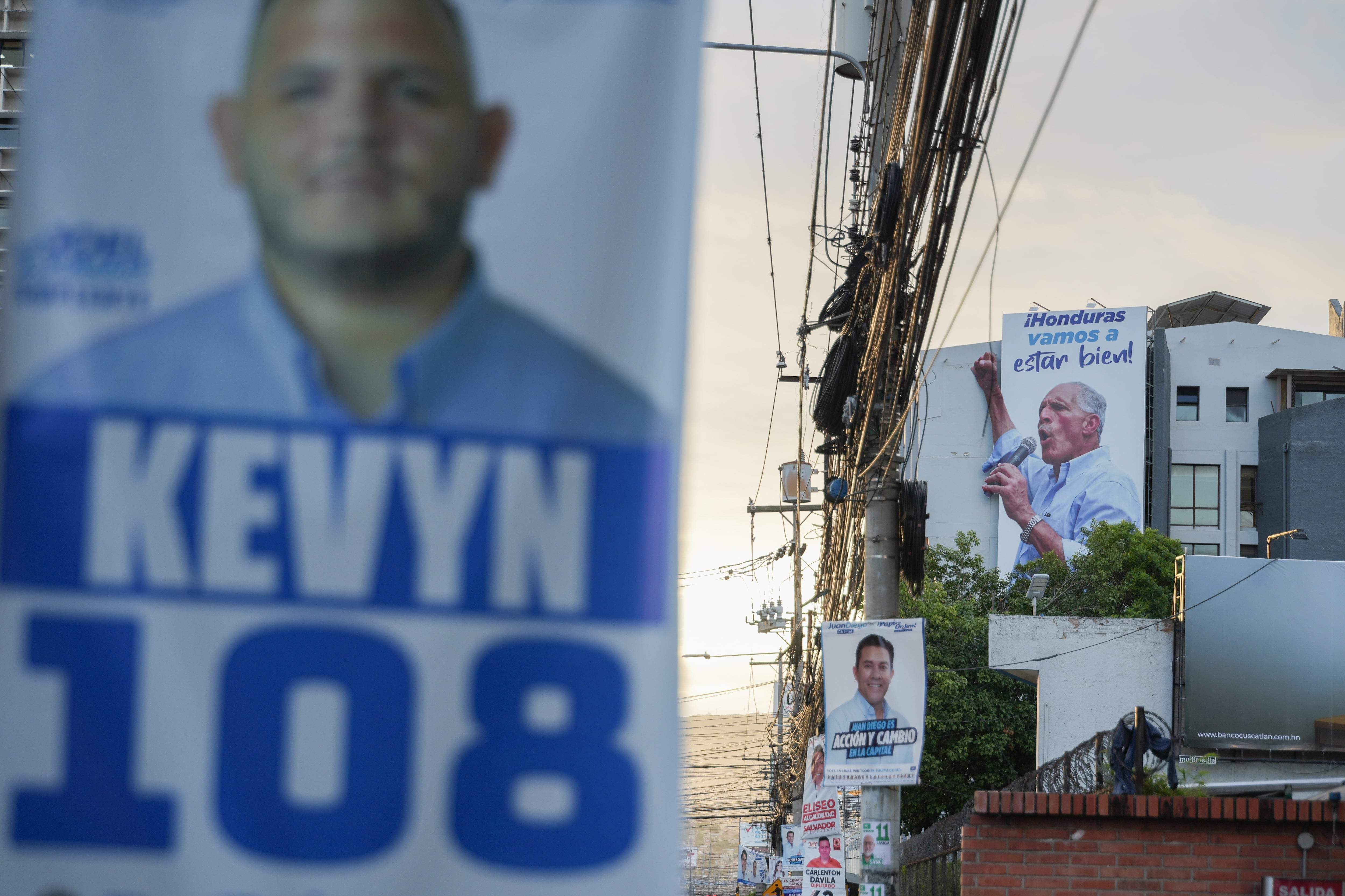 Valla publicitaria del candidato Nasry Asfura, en Tegucigalpa (Honduras), el 27 de noviembre.
