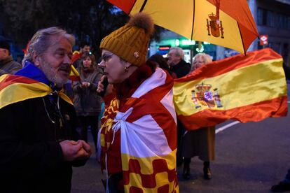 A Catalan pro-independence protester (L) talks to a unionist protester on Sunday.