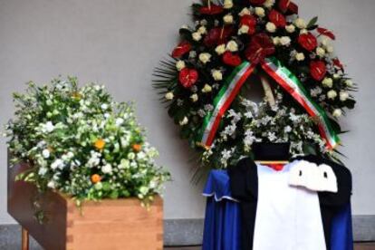El féretro de Umberto Eco en el Castillo Sforzesco.