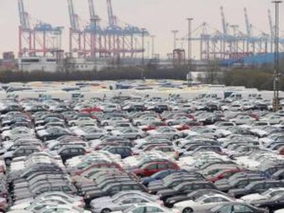Nuevos modelos de Volkswagen, Mercedes-Benz, BMW y Porsche listos para su envío en el puerto de Bremerhaven (Alemania).