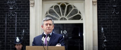 El primer ministro Gordon Brown lee el comunicado a las puertas del 10 de Downing Street en Londres.
