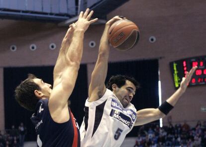 El pivot montenegrino del Caja Laboral, Vladimir Golubovic (i) lucha por un rebote con el base Andr&eacute;s Rodr&iacute;guez, durante el partido de baloncesto disputado hoy en el Multiusos de Sar de Santiago de Compostela