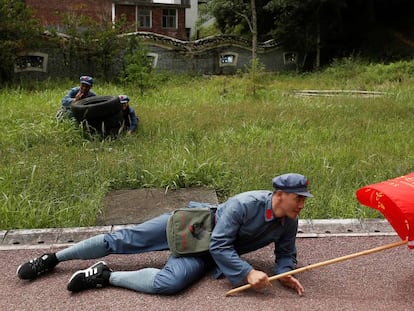 Trabalhadores realizam exerc&iacute;cios militares no acampamento chin&ecirc;s de Jinggangshan.