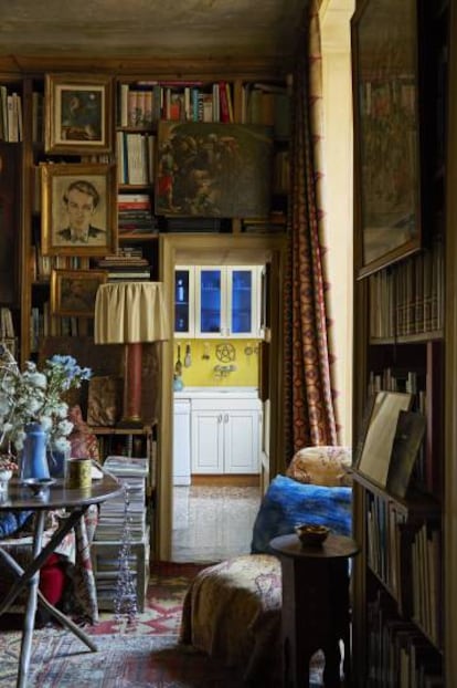 El apartamento milanés de Janson resume fielmente la vida viajera del autor, un bibliófilo amante de las antigüedades, fotografías y pinturas.
