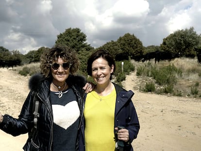 La periodista Ana García Lozano, a la izquierda, y la secretaria general de la Asociación de Personas con Enfermedades Crónicas Inflamatorias Inmunomediadas (UNiMiD), Carina Escobar, en una etapa del Camino de Santiago.