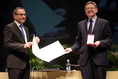 El rector de la UJI, Vicent Climent, entrega al presidente de la Generalitat, Ximo Puig, el galard&oacute;n.