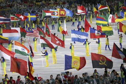 Los atletas olímpicos entran en el escenario durante la ceremonia de clausura.