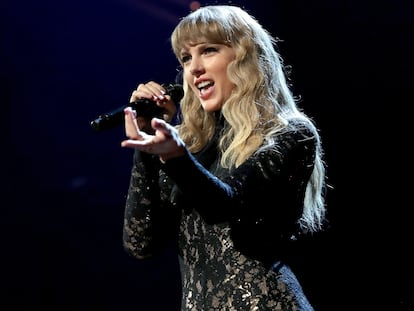 Taylor Swift actuando en la 36º ceremonia anual del Rock & Roll Hall Of Fame, el 30 de octubre de 2021.