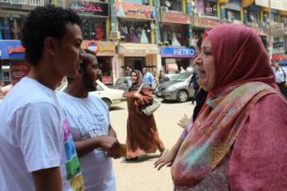 Una red de voluntarios informa y conciencia contra el acoso sexual que sufren las mujeres en Egipto.