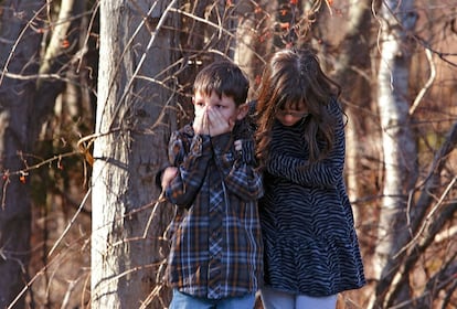 Estados Unidos revivió la pesadilla de Columbine, Virginia o Michigan, esa línea de terror que ha llevado a alguien a entrar a matar en un centro, universidad o escuela. Esta vez, un joven lo hizo en Newtown (Conneticut), segando la vida de 20 niños menores de 10 años y 6 adultos ante la vista de otros (en la imagen). El país quedó impactado, la noticia abrió los informativos del mundo, Obama lloró. “Hemos pasado por esto ya demasiadas veces. Tenemos que cambiar”, dijo. Y tomó medidas. Desde las filas republicanas se expresó consternación. Y numerosas voces públicas clamaron una vez más por abrir este debate peliagudo en un país donde hay 300 millones de armas de fuego y el negocio mueve 31.840 millones de dólares. Tras la masacre de Newtown, las empresas de armas cayeron un 5% en Bolsa.