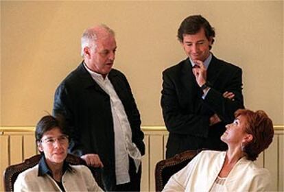 Daniel Barenboim (de pie, a la izquierda) junto a Bernardino León, Inés Argüelles y Carmen Calvo.