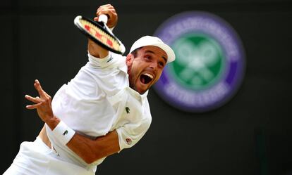 Bautista sirve durante el partido contra Pella en Wimbledon.