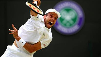 Bautista sirve durante el partido contra Pella en Wimbledon.