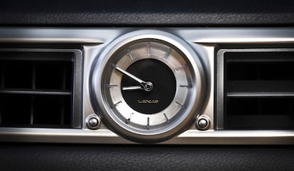 Reloj analógico que aporta elegancia al nuevo Lexus