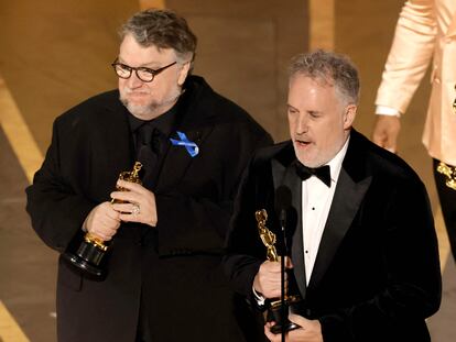 Guillermo del Toro y  Mark Gustafson reciben la estatuilla.