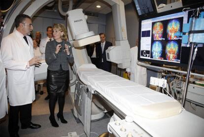 Esperanza Aguirre visitó un ala del hospital privado Nuestra Señora del Rosario.