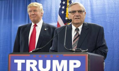 El exsheriff Joe Arpaio con Donald Trump durante la campa&ntilde;a presidencial del republicano.