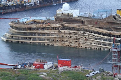 El crucero 'Costa Concordia' permanece enderezado a la espera de continuar con las operaciones de rotación del buque en la isla Giglio en Italia. Los trabajos para enderezar el crucero Costa Concordia, que naufragó frente a la isla de Giglio, llegan hoy a su fase final después de una operación de ingeniería sin precedentes que se ha alargado más de lo previsto.