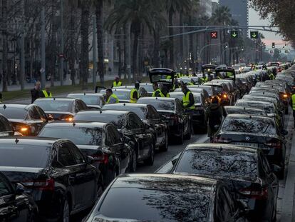 VTC estacionats a la Diagonal de Barcelona el 19 de gener.