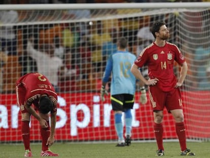 Alonso, Vald&eacute;s y Albiol, tras encajar el gol. 