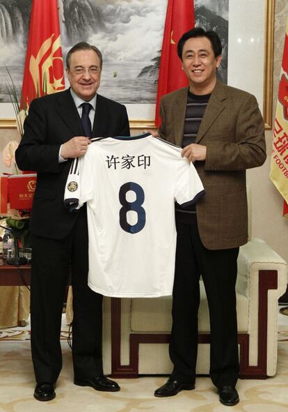 Florentino Pérez hace entrega de una camiseta a su homólogo del Guangzhou Evergrande. El número 8 simboliza para los chinos la buena fortuna