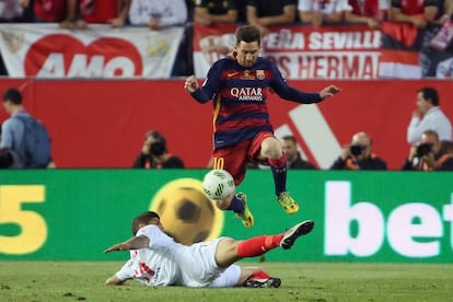 Ever Banega intenta aturar Lionel Messi.