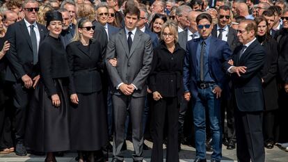 La familia de Berlusconi durante su funeral. De izquierda a derecha, los hijos Eleonora, Barbara, Luigi, Marina y Pier Silvio, y su hermano Paolo.