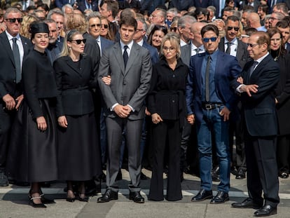 La familia de Berlusconi durante su funeral. De izquierda a derecha, los hijos Eleonora, Barbara, Luigi, Marina y Pier Silvio, y su hermano Paolo.