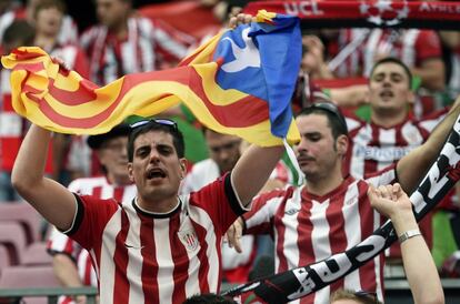 Dos seguidores del Athletic con la Estelada